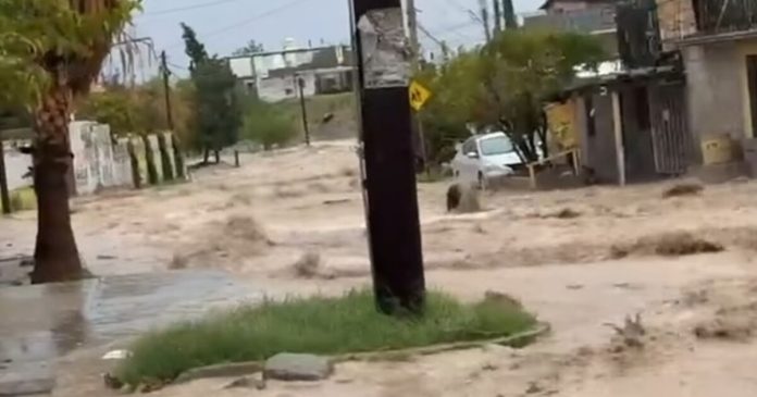 Lluvias torrenciales en Ciudad Juárez dejan calles inundadas y cierres viales; hay alerta por nuevas tormentas