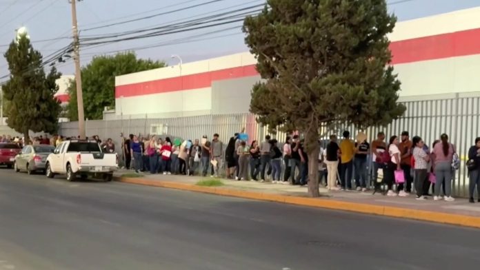 300 Personas Hacen Filas Afuera de Maquiladora de Juárez para Conseguir Empleo