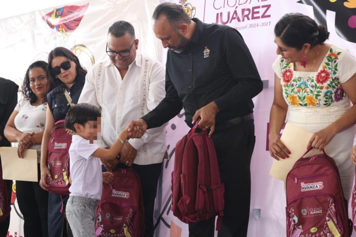 Apoyan la economía familiar con entrega masiva de mochilas en Ciudad Juárez. — La Voz de Chihuahua