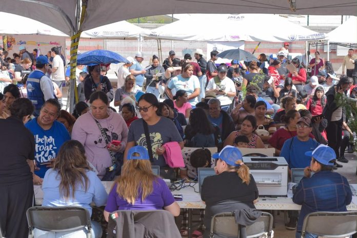 Aprovechan habitantes de Anapra servicios estatales “a domicilio”