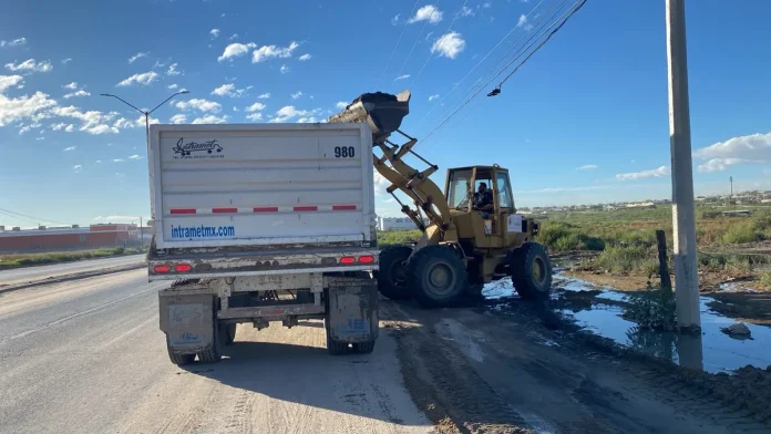 Limpian carretera Juárez–Porvenir tras lluvias