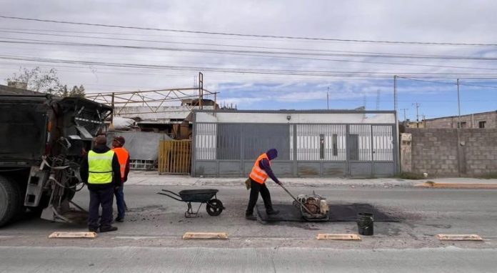 Taparon baches en eje Juan Gabriel y más puntos ante reportes
