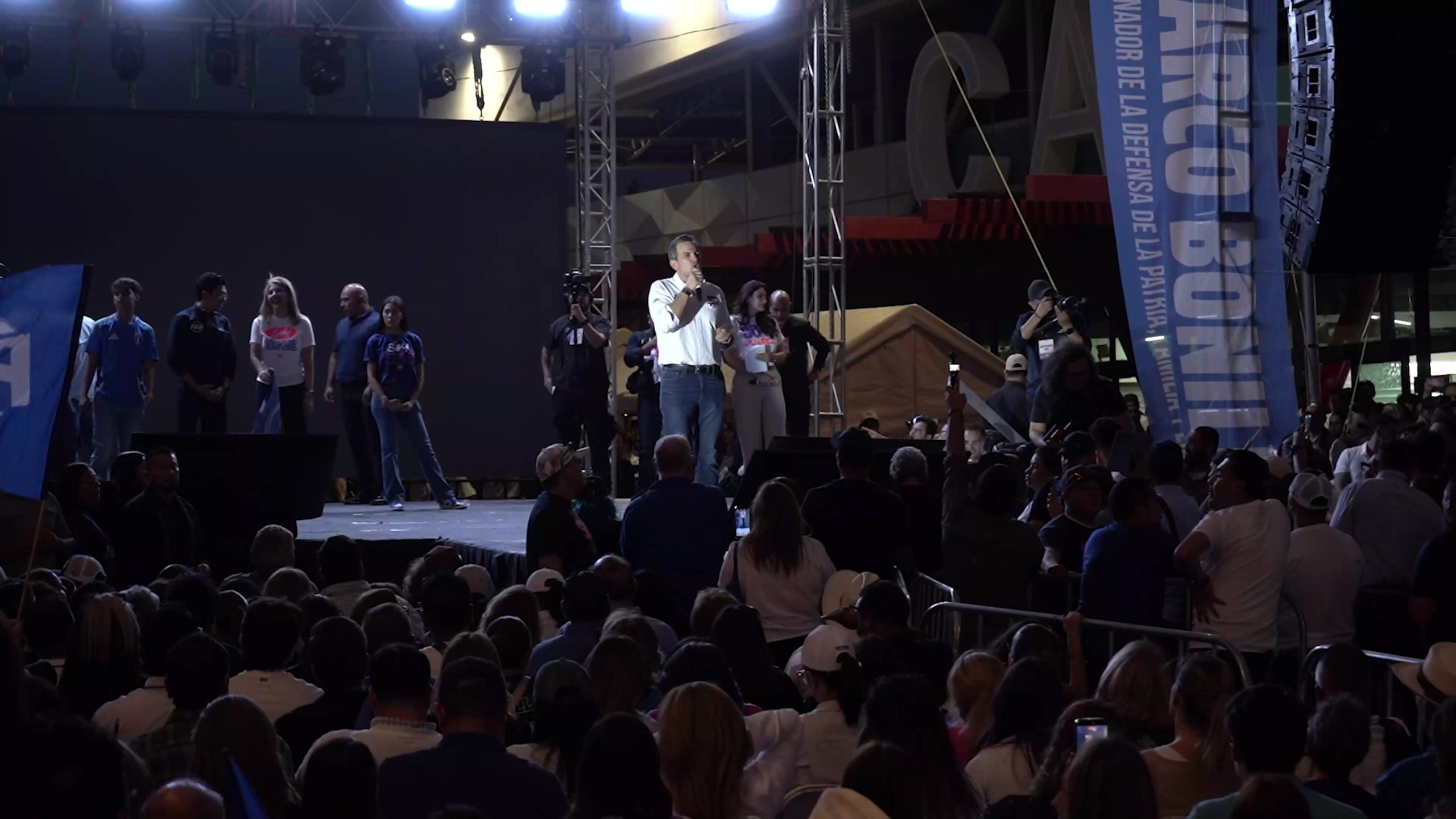 Marco Bonilla habla en el escenario durante su toma de protesta como coordinador estatal del PAN en Ciudad Ju&aacute;rez